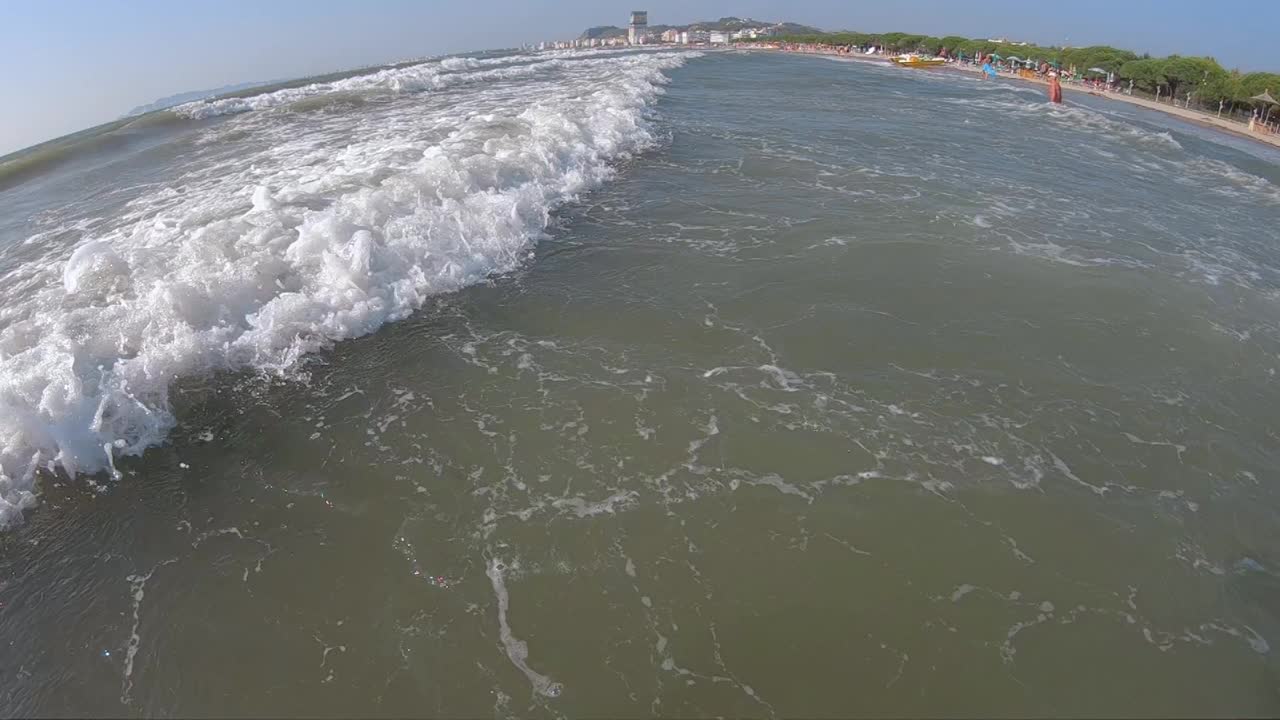 近距离的沙滩海浪滚动在夏天，慢动作视频素材