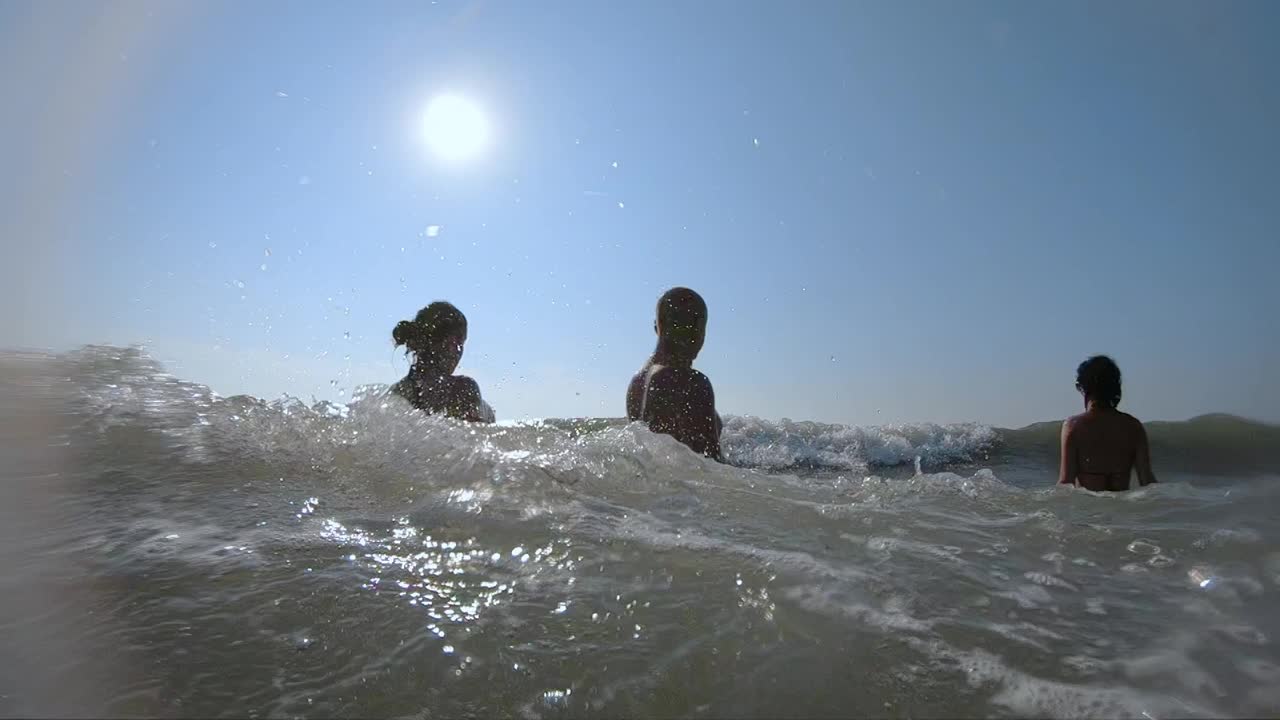 游客们在地中海波涛汹涌的海水中玩耍，海上的风暴天气概念，慢动作视频素材