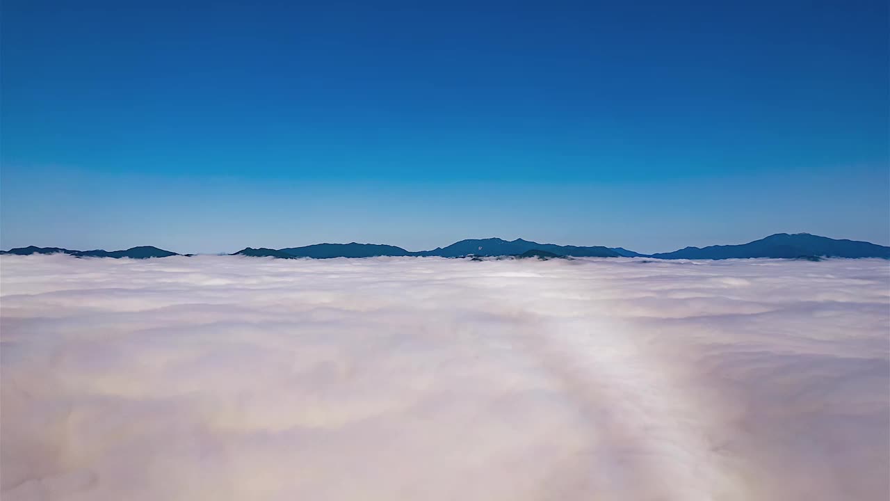 韩国京畿道加平郡山周围的云海视频素材