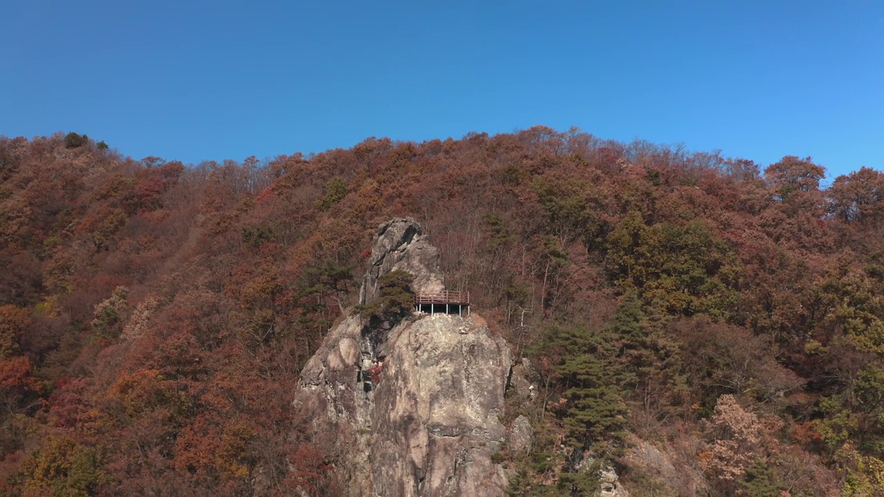 韩国全北济安郡奉学路和云长山的风景视频素材