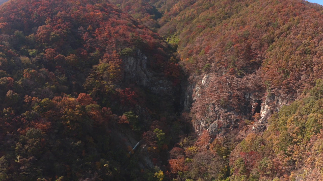 韩国全北济南郡奉学路和Ongnyeopokpo瀑布附近的风景视频素材