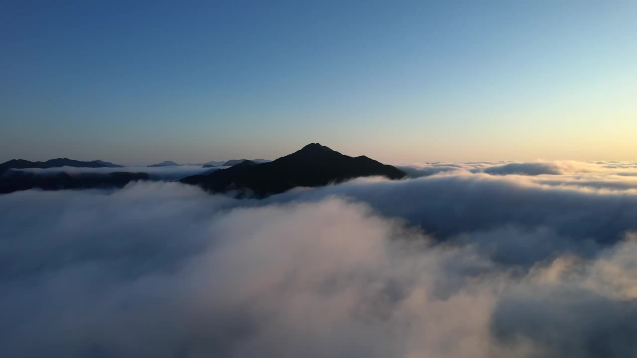 韩国京畿道加平郡山周围的云海视频素材