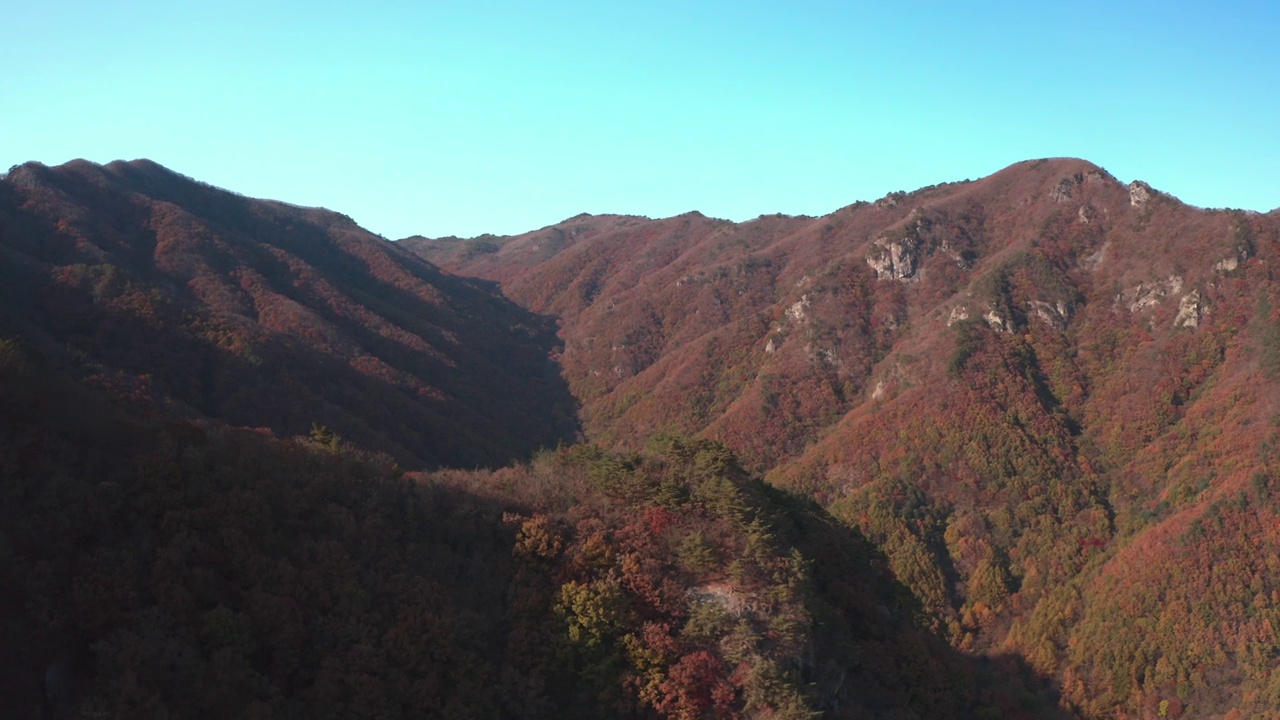 韩国全北济安郡奉学路和云长山的风景视频素材