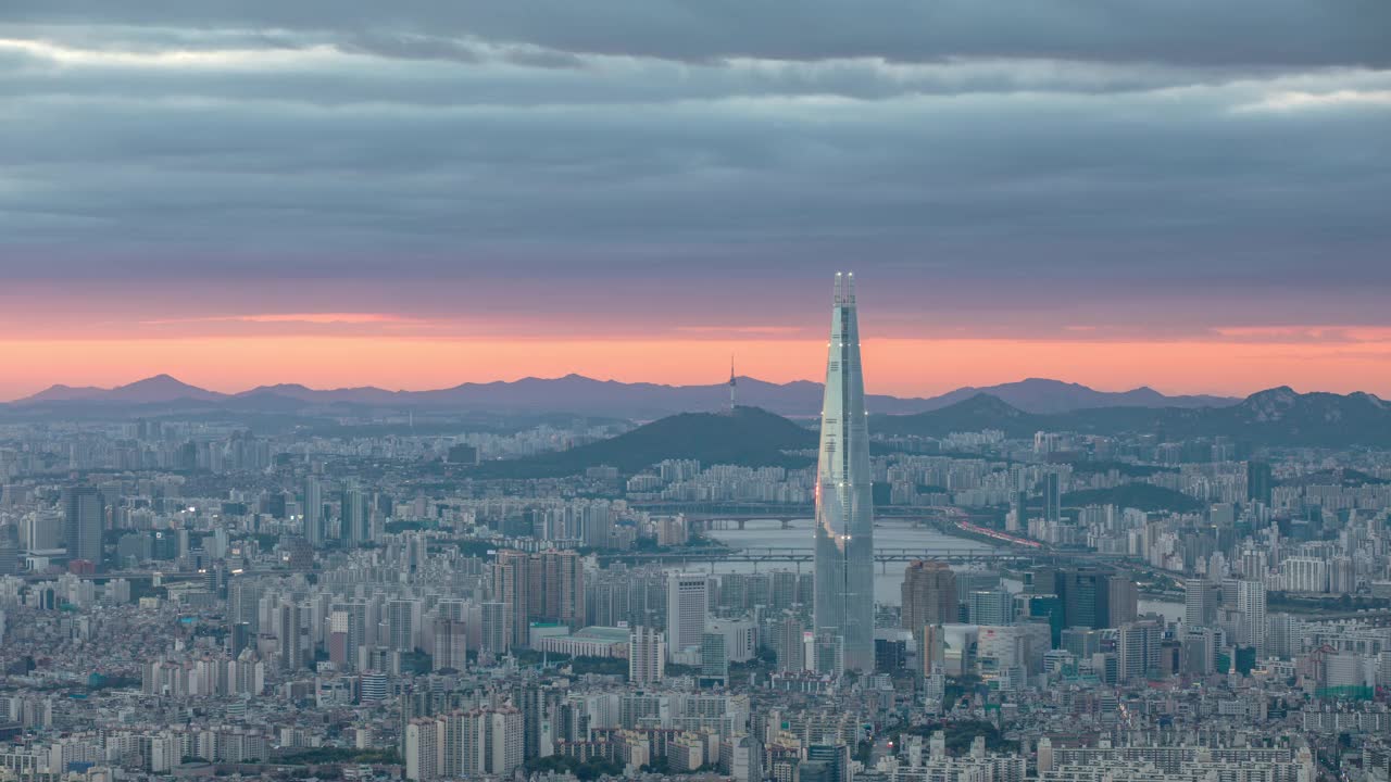 白天和晚上——首尔松坡区蚕室区汉江和乐天世界大厦附近的市中心视频素材