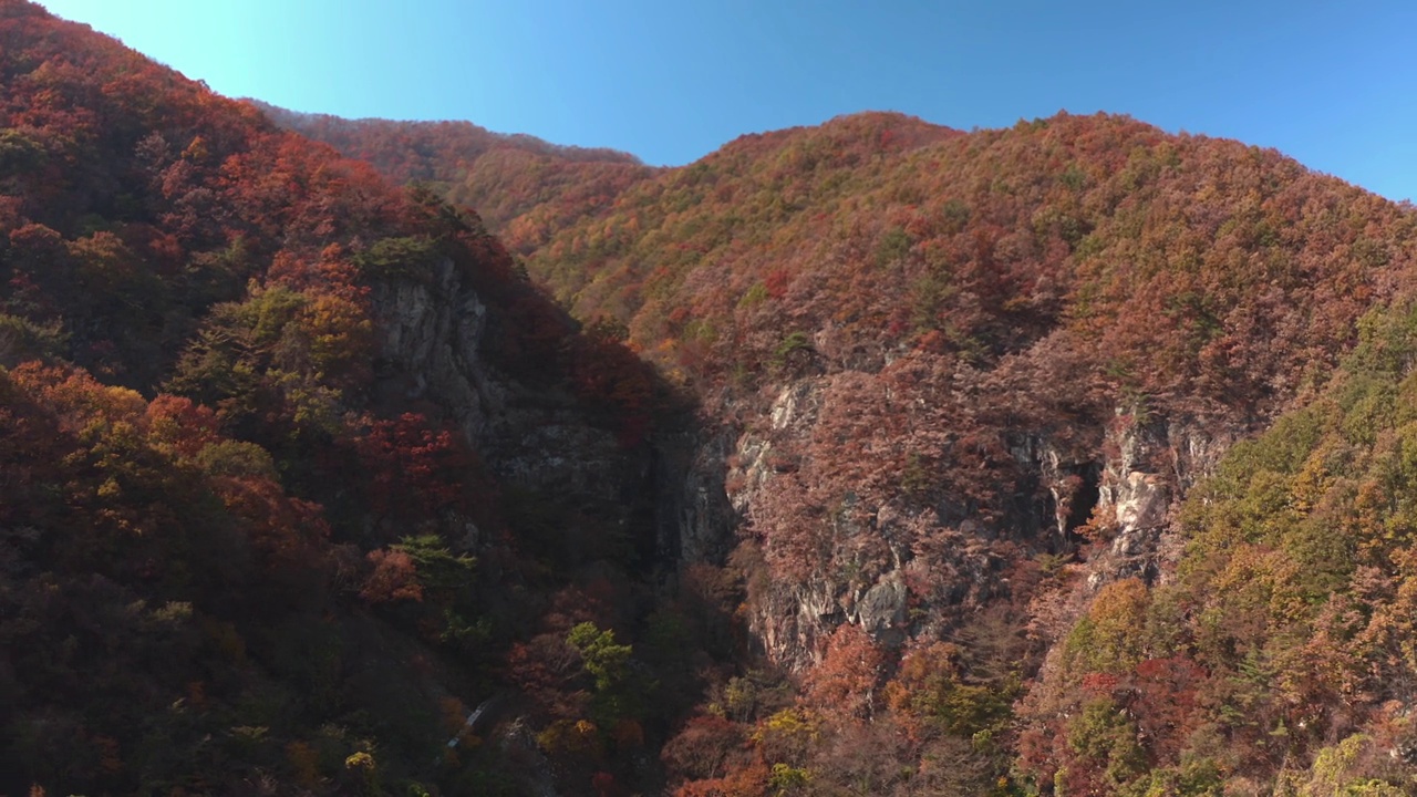 韩国全北济南郡奉学路和Ongnyeopokpo瀑布附近的风景视频素材