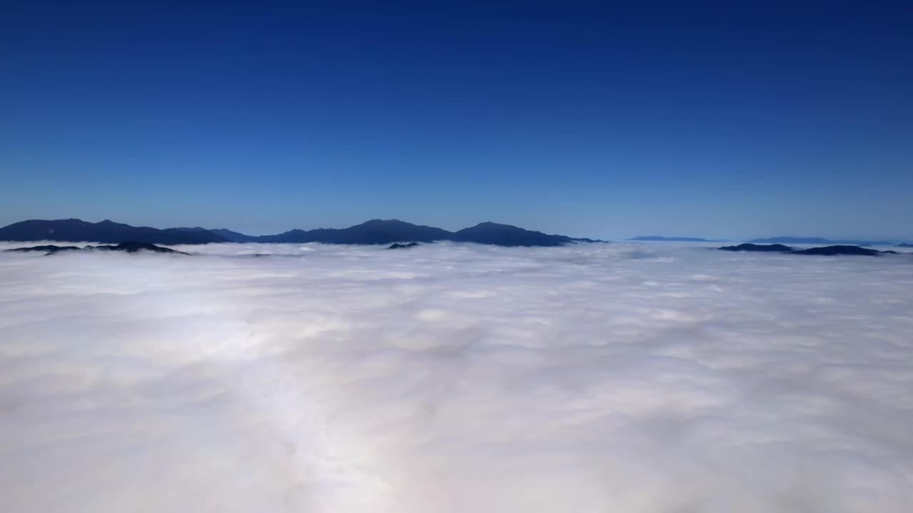 韩国京畿道加平郡山周围的云海视频素材