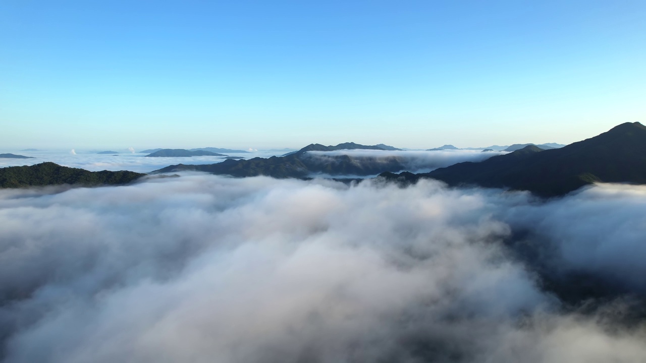 云海和日出周围的天马山/南杨州市，韩国京畿道视频素材