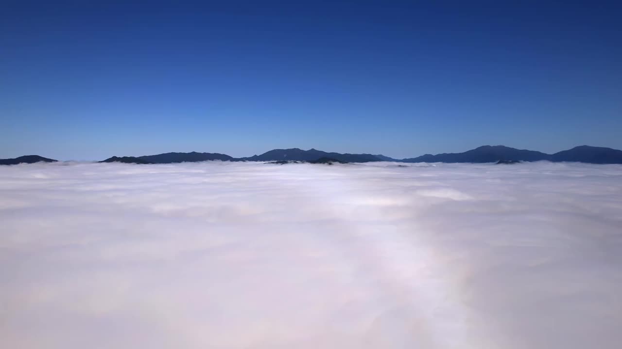 云海周围的天马山/南杨州市，京畿道，韩国视频素材