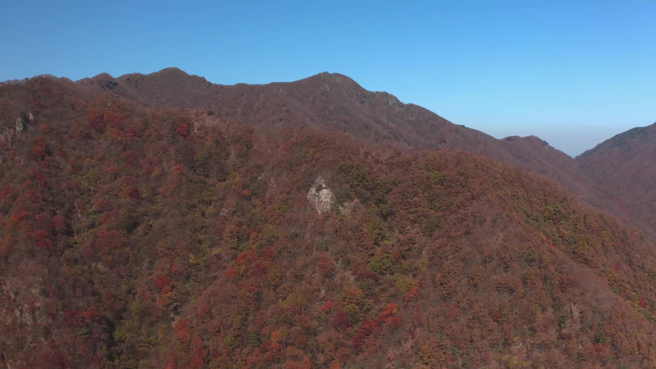 韩国全北济安郡奉学路和云长山的风景视频素材