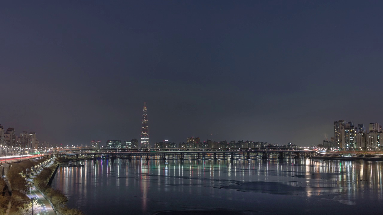 夜景——首尔松坡区蚕室区汉江附近的市中心和乐天世界大厦视频素材