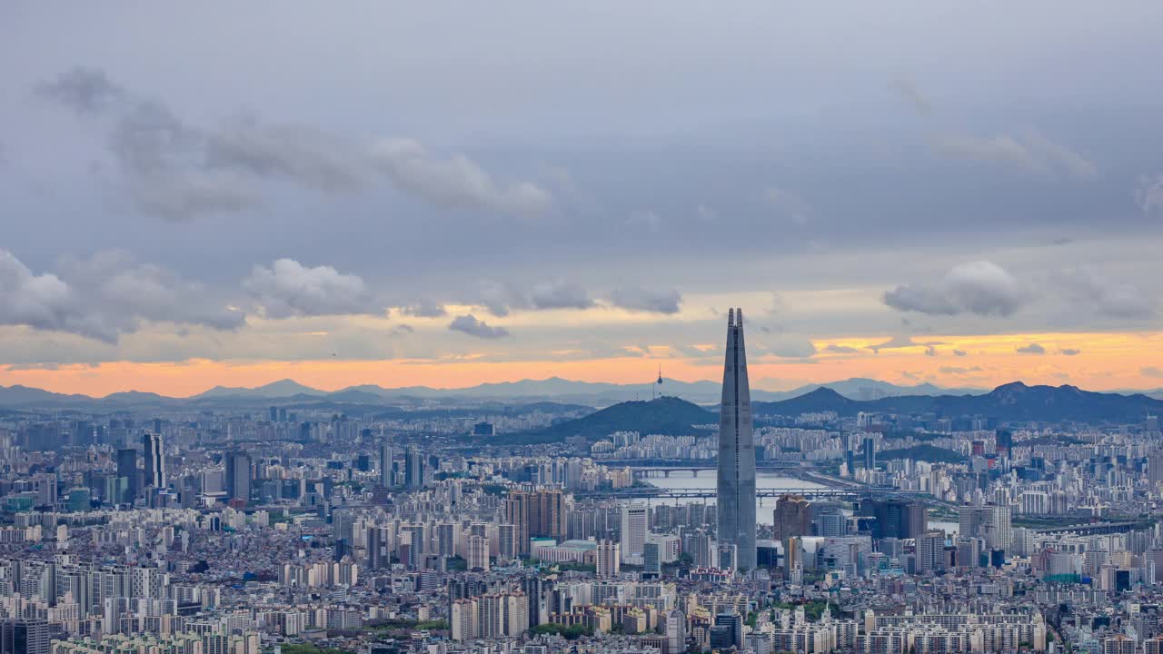 白天和晚上——首尔松坡区蚕室区汉江和乐天世界大厦附近的市中心视频素材