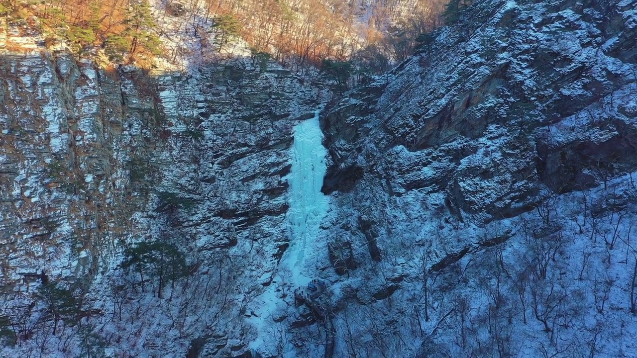 韩国江原道春川市奉花山和古谷蒲浦瀑布的风景视频素材