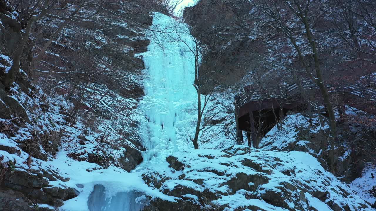 韩国江原道春川市奉花山和古谷蒲浦瀑布的风景视频素材