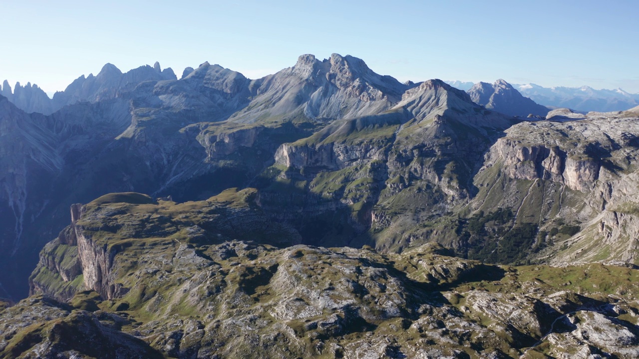 白云石山景，电影般的空中全景视频素材