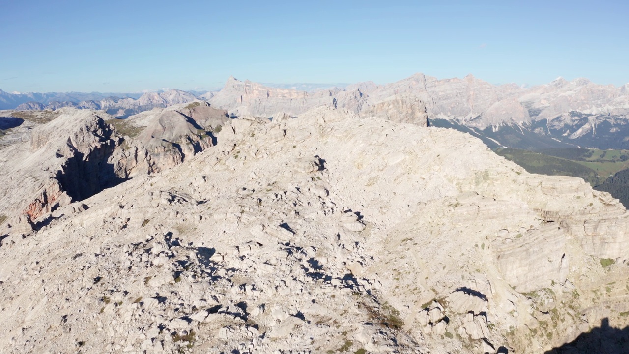 山峰和岩石山脊线白云石，空中视野开阔视频素材