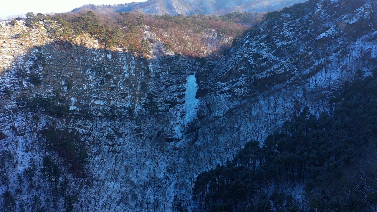 韩国江原道春川市奉花山和古谷蒲浦瀑布的风景视频素材