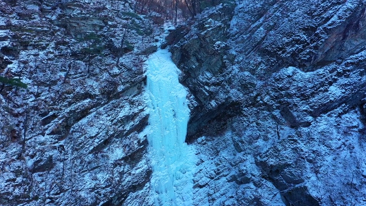 韩国江原道春川市奉花山和古谷蒲浦瀑布的风景视频素材