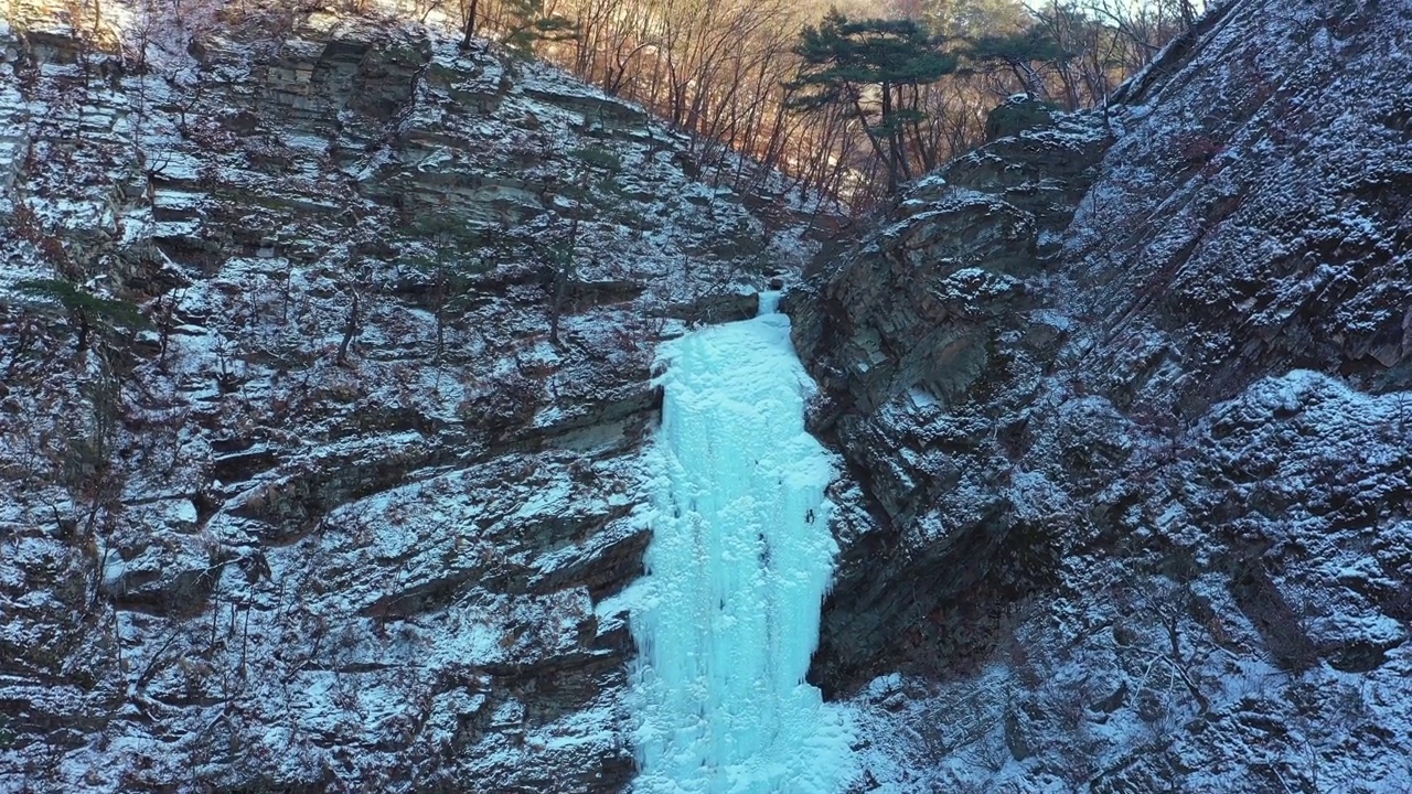 韩国江原道春川市奉花山和古谷蒲浦瀑布的风景视频素材