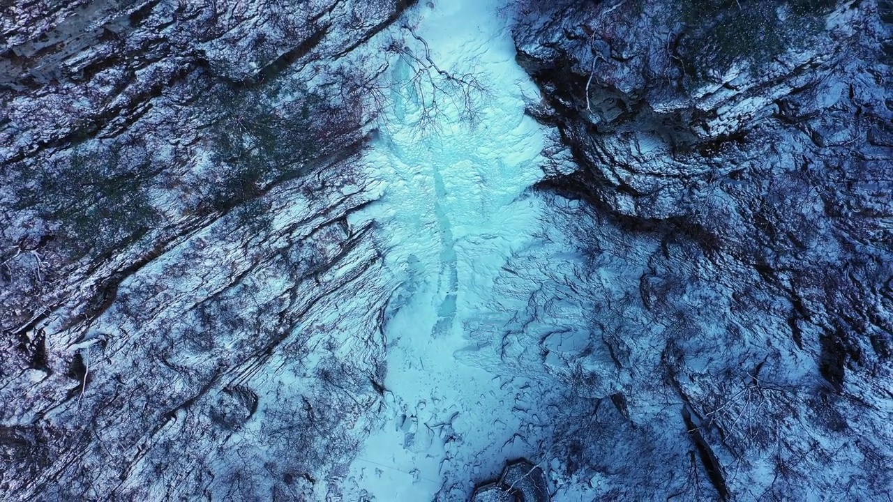 韩国江原道春川市奉花山和古谷蒲浦瀑布的风景视频素材