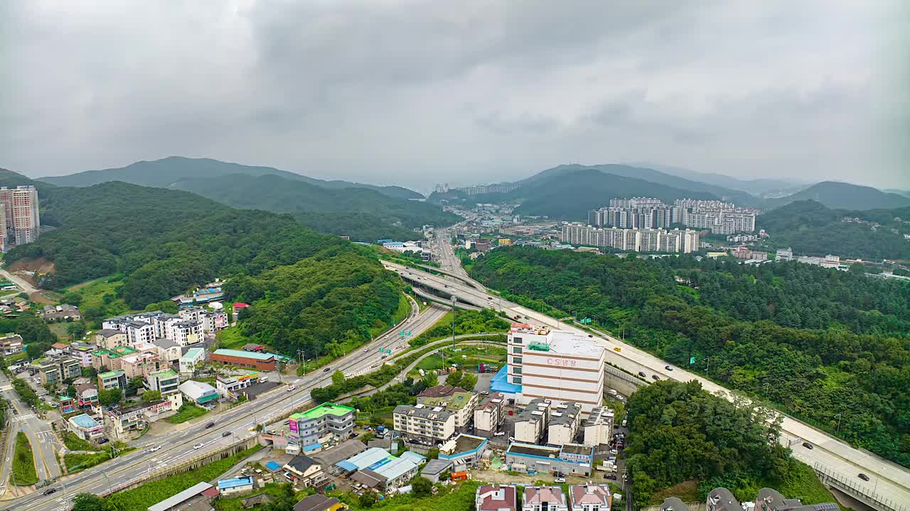 双洞路口、道路和村庄风景/韩国京畿道光州市视频素材