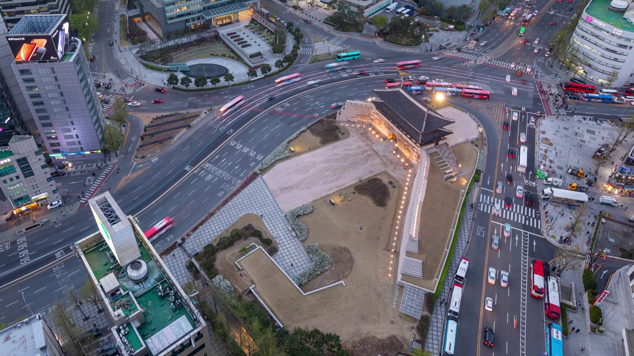 韩国首尔，崇礼门附近市区道路的夜景视频素材