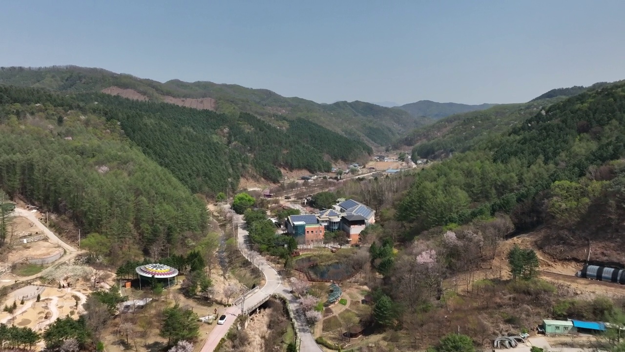 韩国江原道洪川郡九山山、自然环境研究公园和国家生态步道视频素材