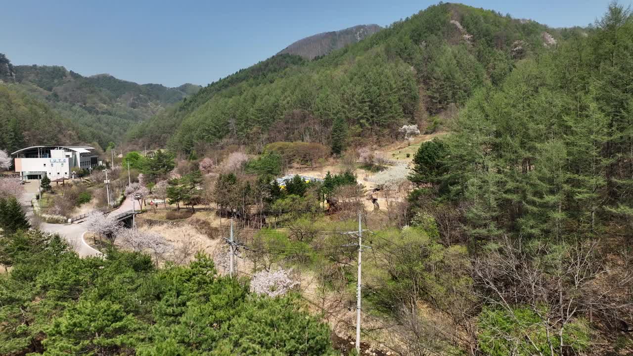 韩国江原道洪川郡九山山、自然环境研究公园和国家生态步道视频素材