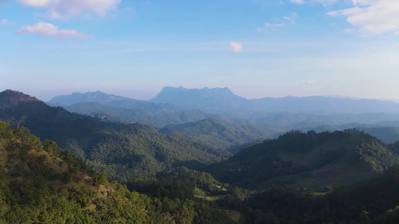 鸟瞰山景(Doi Luang Chiang Dao)。视频素材