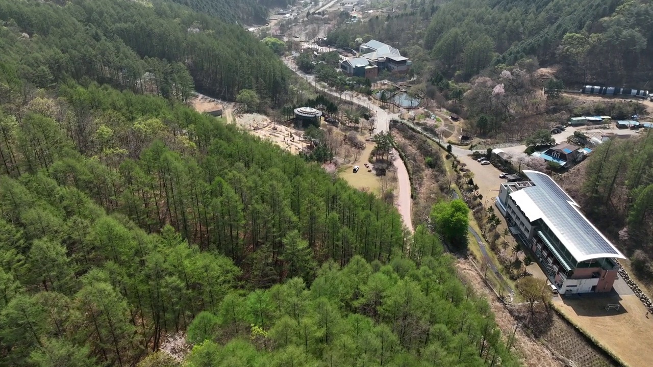 韩国江原道洪川郡九山山、自然环境研究公园和国家生态步道视频素材