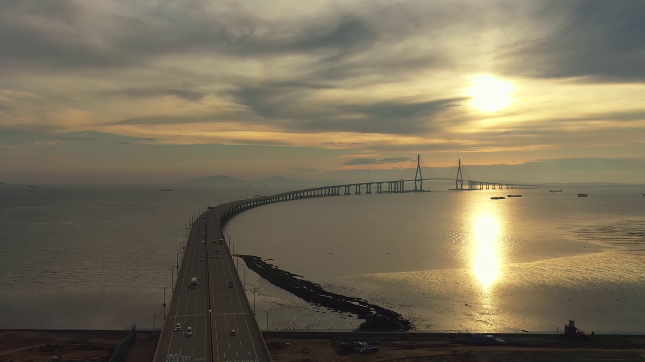 在韩国仁川的松岛区/延寿区，仁川大桥周围的日落海景视频素材