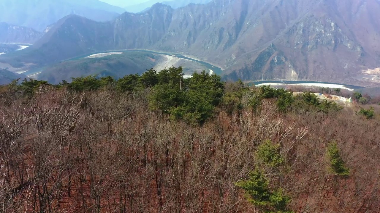 韩国江原道旌善郡，东江休闲森林、东江、Nariso观景台和Bariso观景台周围的风景视频素材