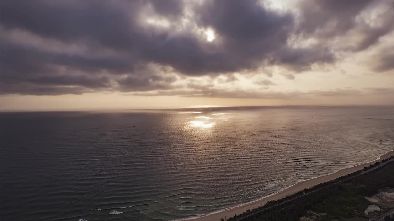 韩国江原道阳阳郡，Wonporihaebyeon海滩和东海的日出景观视频素材