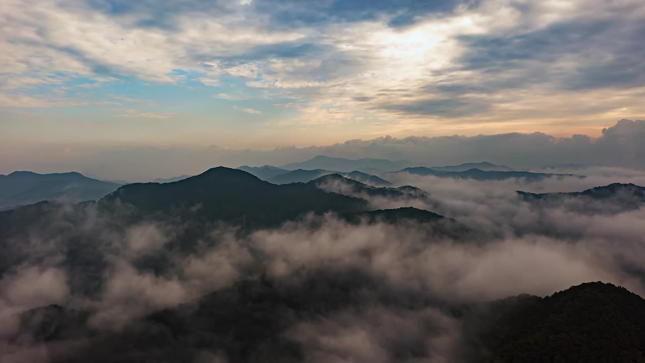 韩国江原道洪川郡八峰山周围的云海视频素材