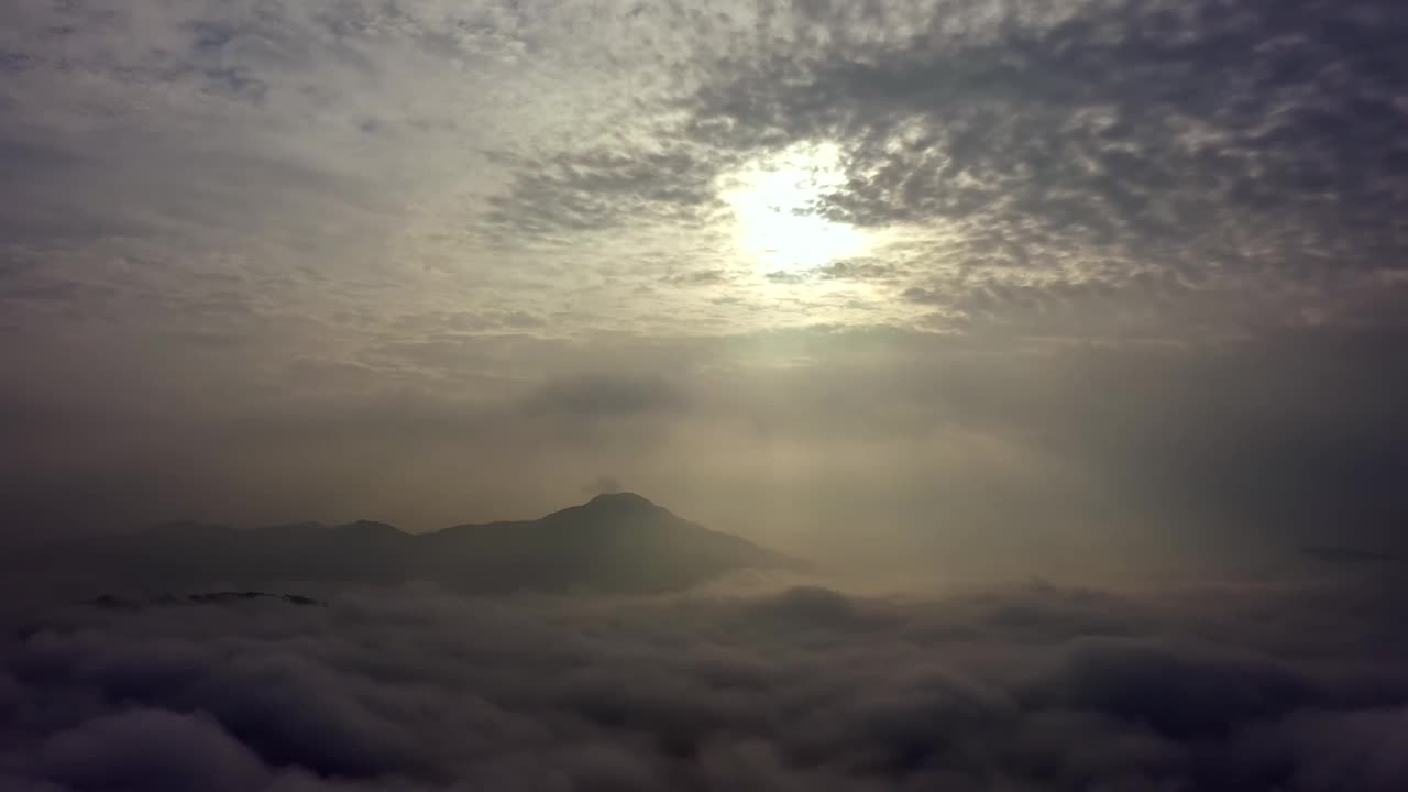 云海和日出在八峰山/洪川郡，江原道，韩国视频素材