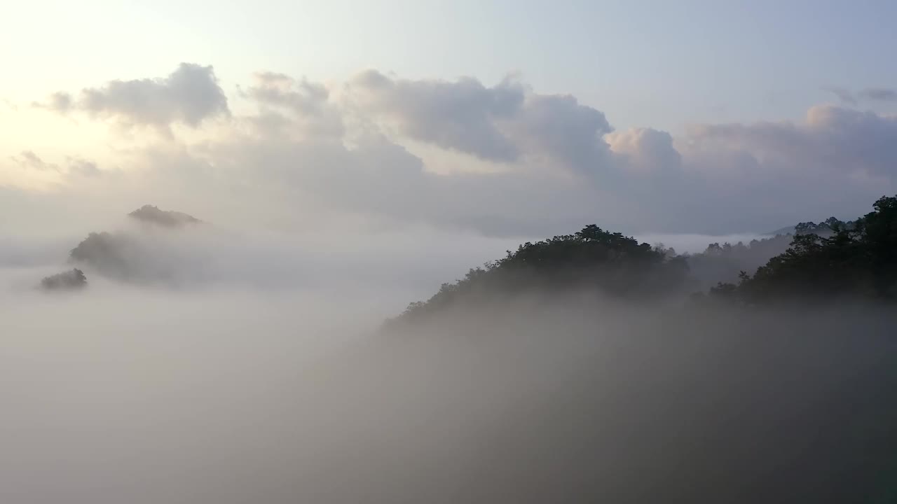 韩国江原道洪川郡八峰山周围的云海视频素材