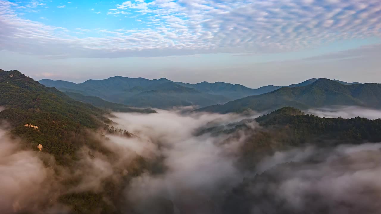 韩国江原道洪川郡八峰山周围的云海视频素材