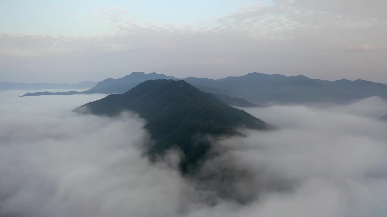 韩国江原道洪川郡八峰山周围的云海视频素材