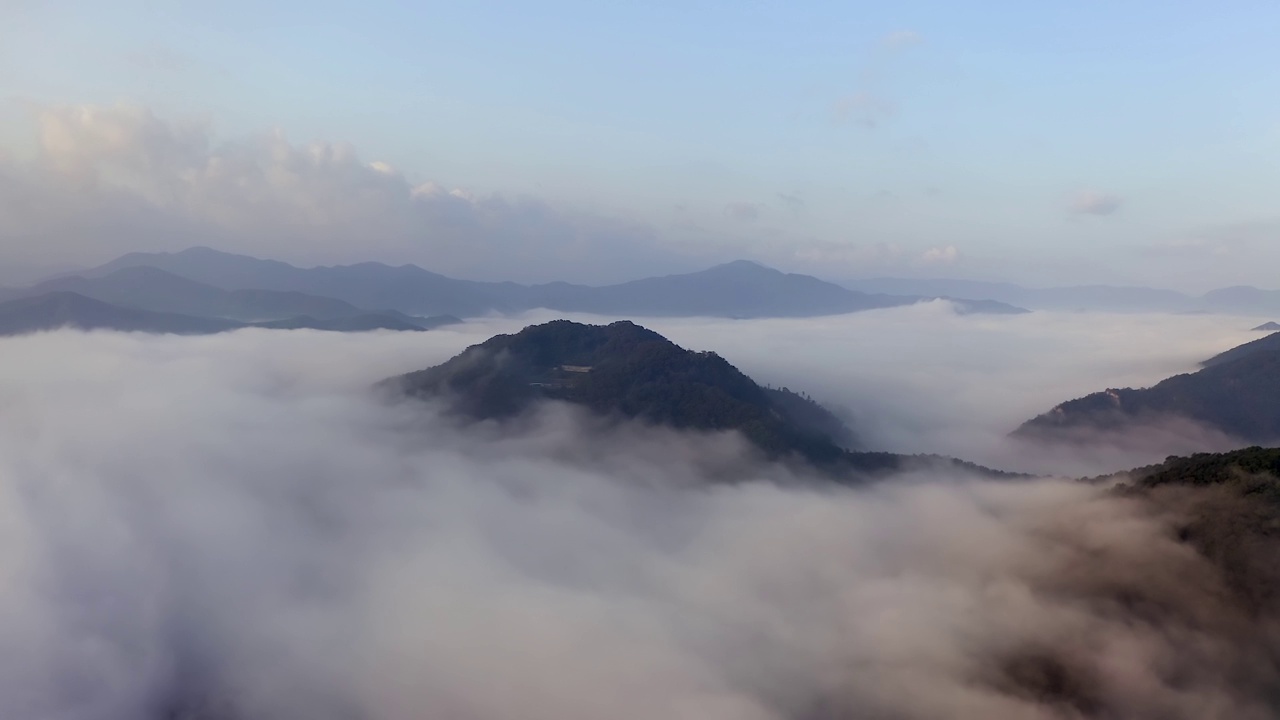 韩国江原道洪川郡八峰山周围的云海视频素材