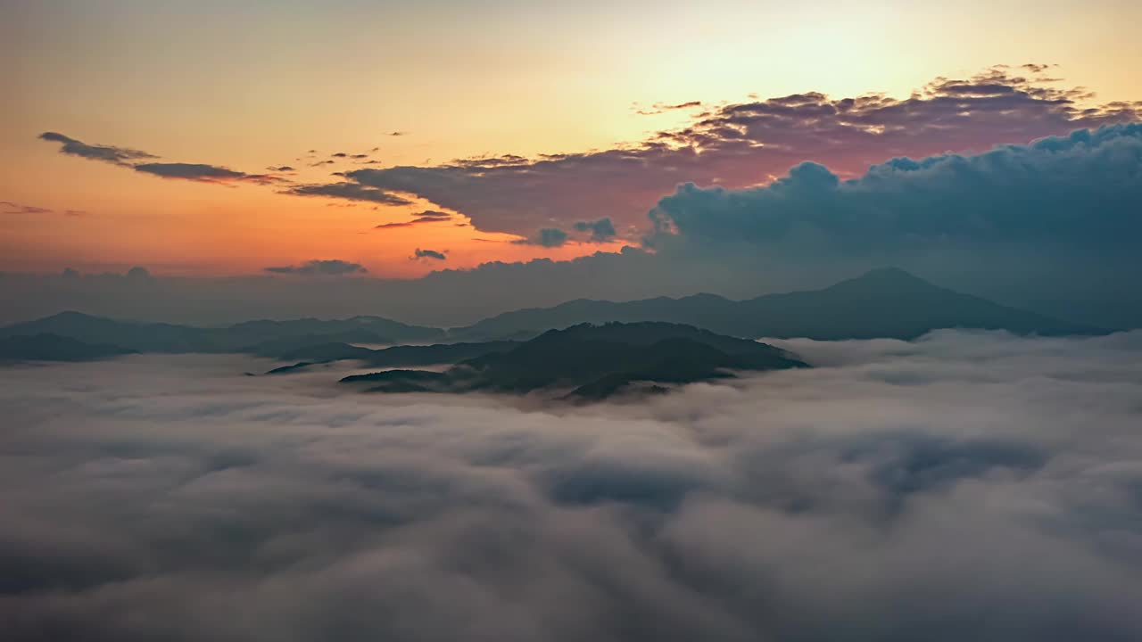 云海和日出在八峰山/洪川郡，江原道，韩国视频素材