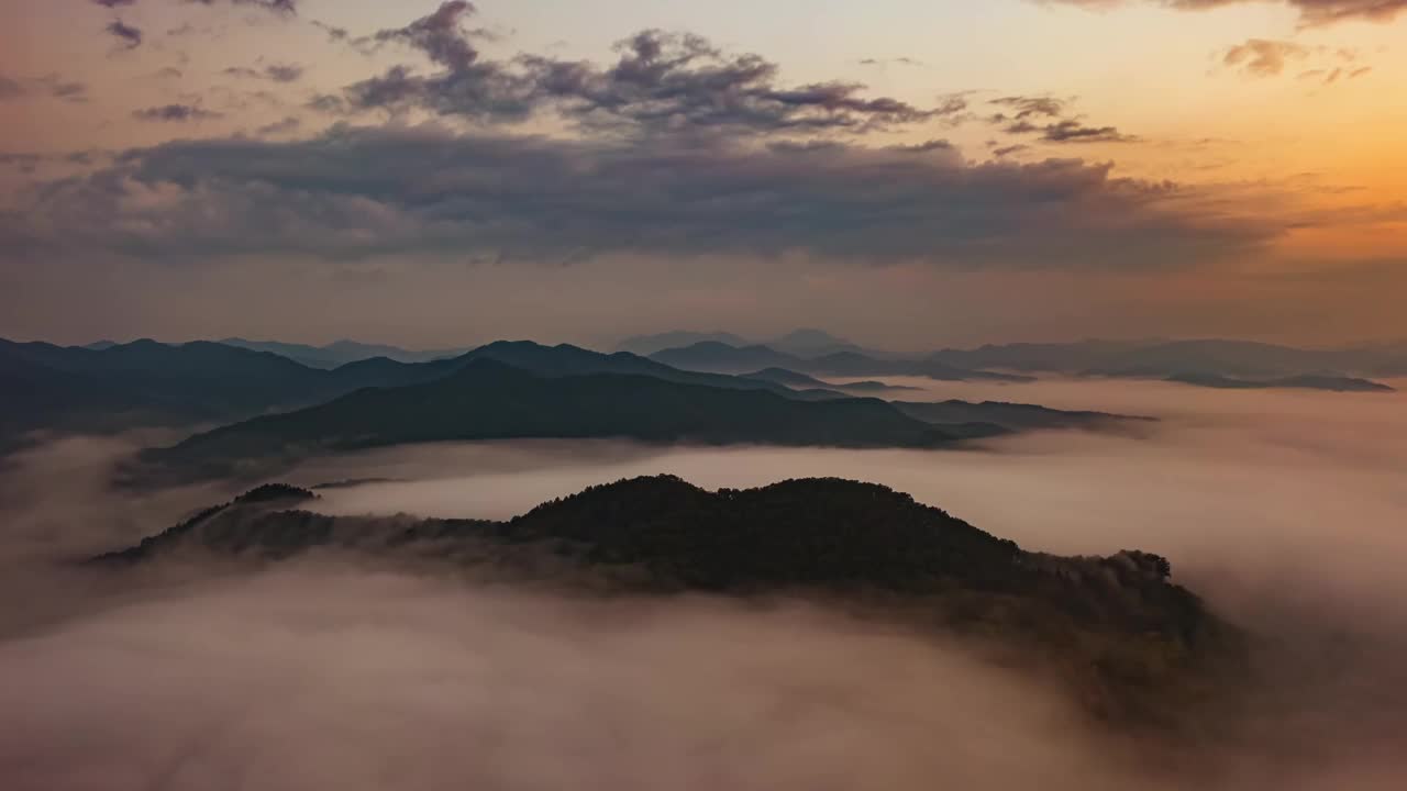 云海和日出在八峰山/洪川郡，江原道，韩国视频素材