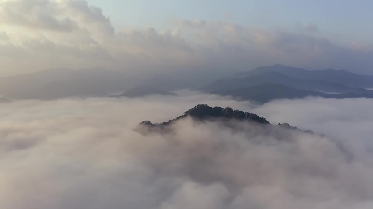 韩国江原道洪川郡八峰山周围的云海视频素材