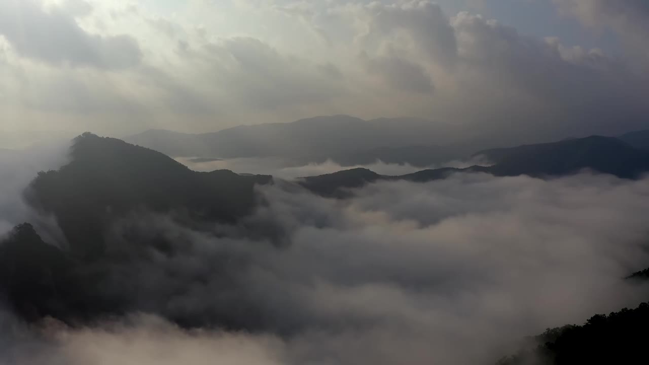 韩国江原道洪川郡八峰山周围的云海视频素材