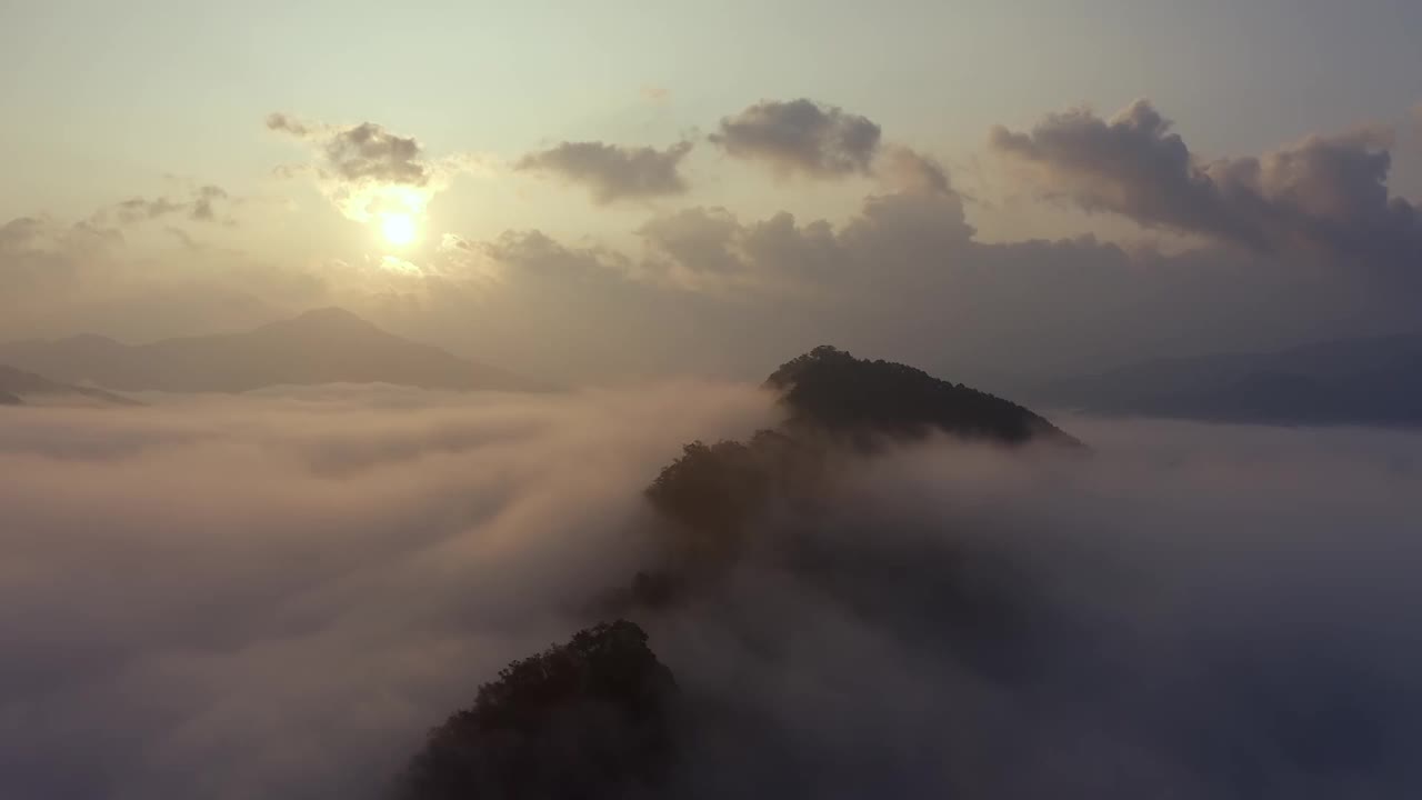 云海和日出在八峰山/洪川郡，江原道，韩国视频素材