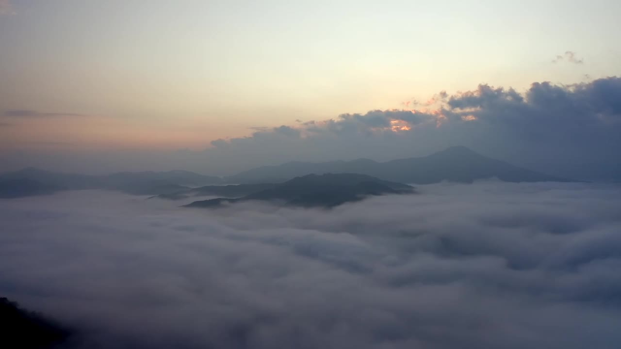 云海和日出在八峰山/洪川郡，江原道，韩国视频素材