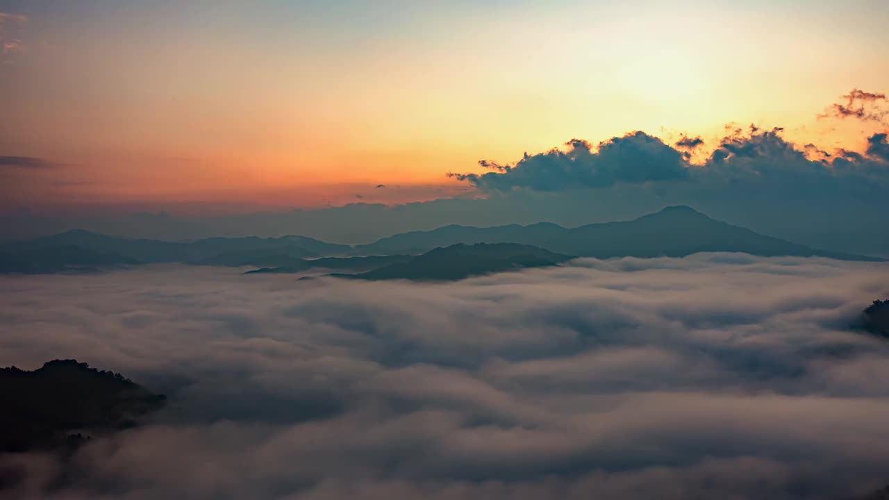 云海和日出在八峰山/洪川郡，江原道，韩国视频素材