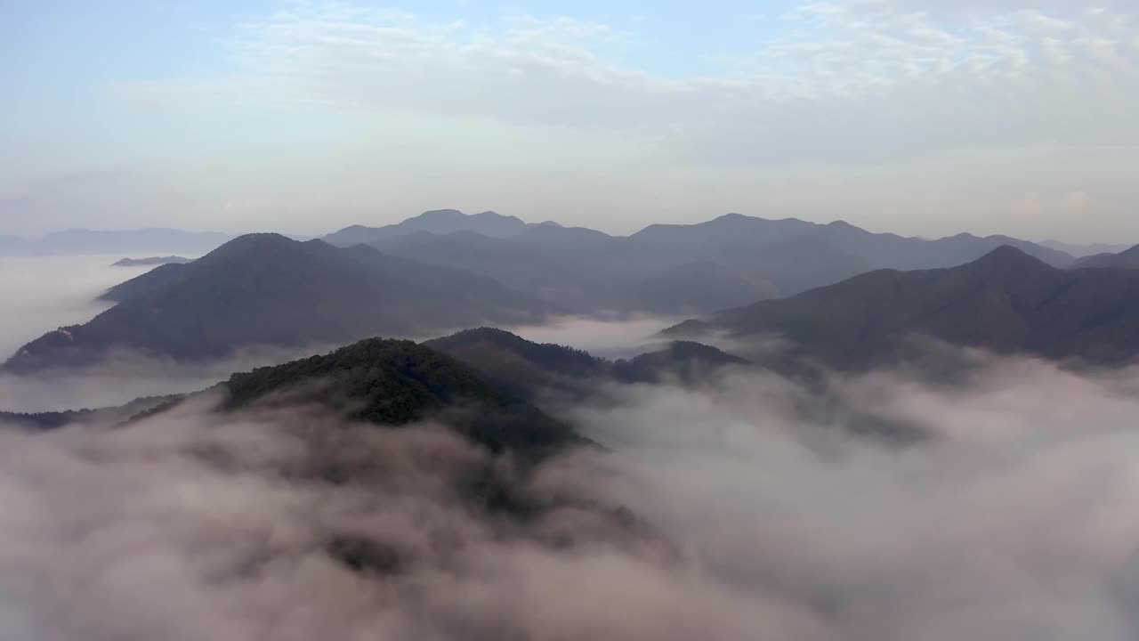 韩国江原道洪川郡八峰山周围的云海视频素材