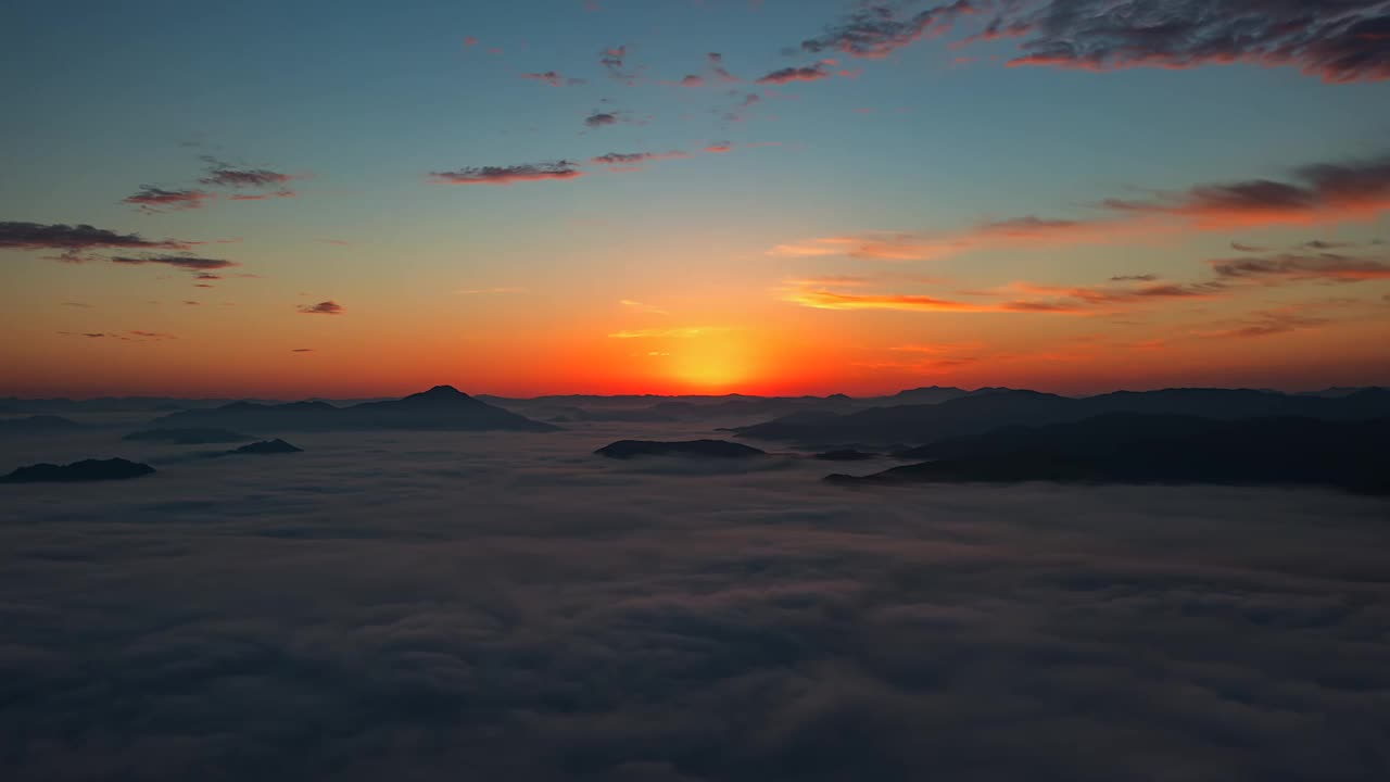 云海和日出在八峰山/洪川郡，江原道，韩国视频素材