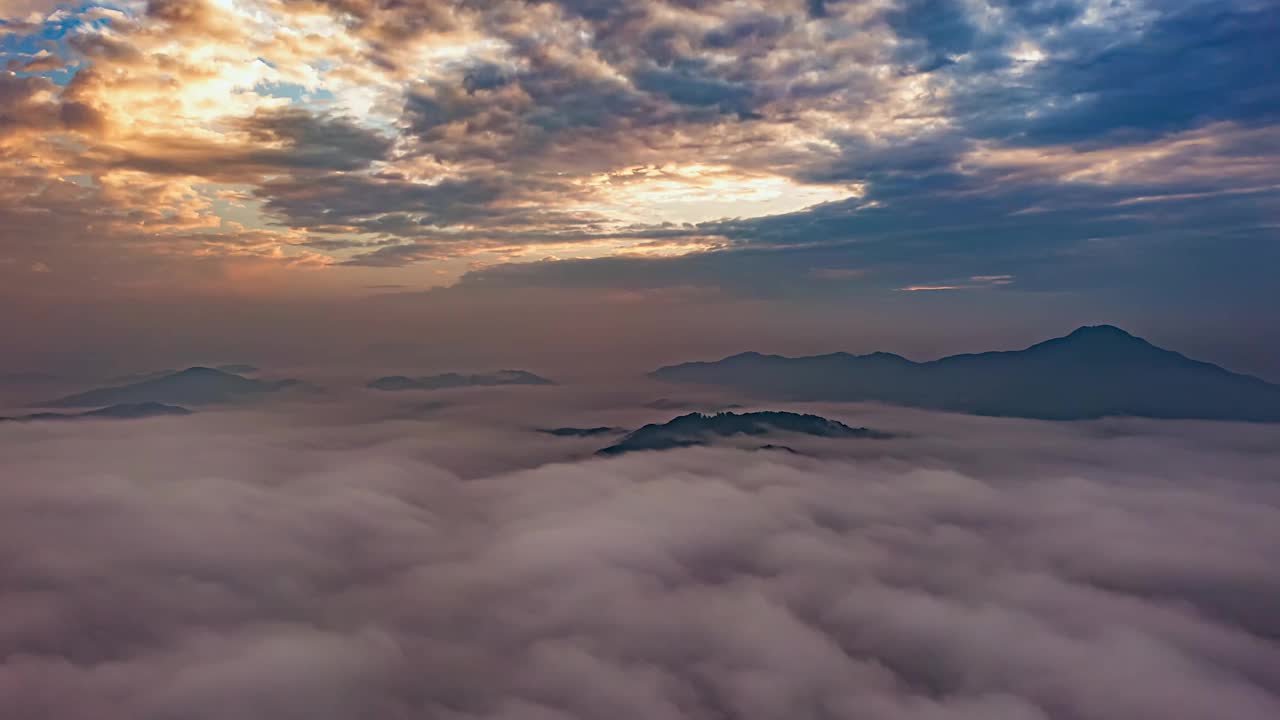 云海和日落在八峰山/洪川郡，江原道，韩国视频素材