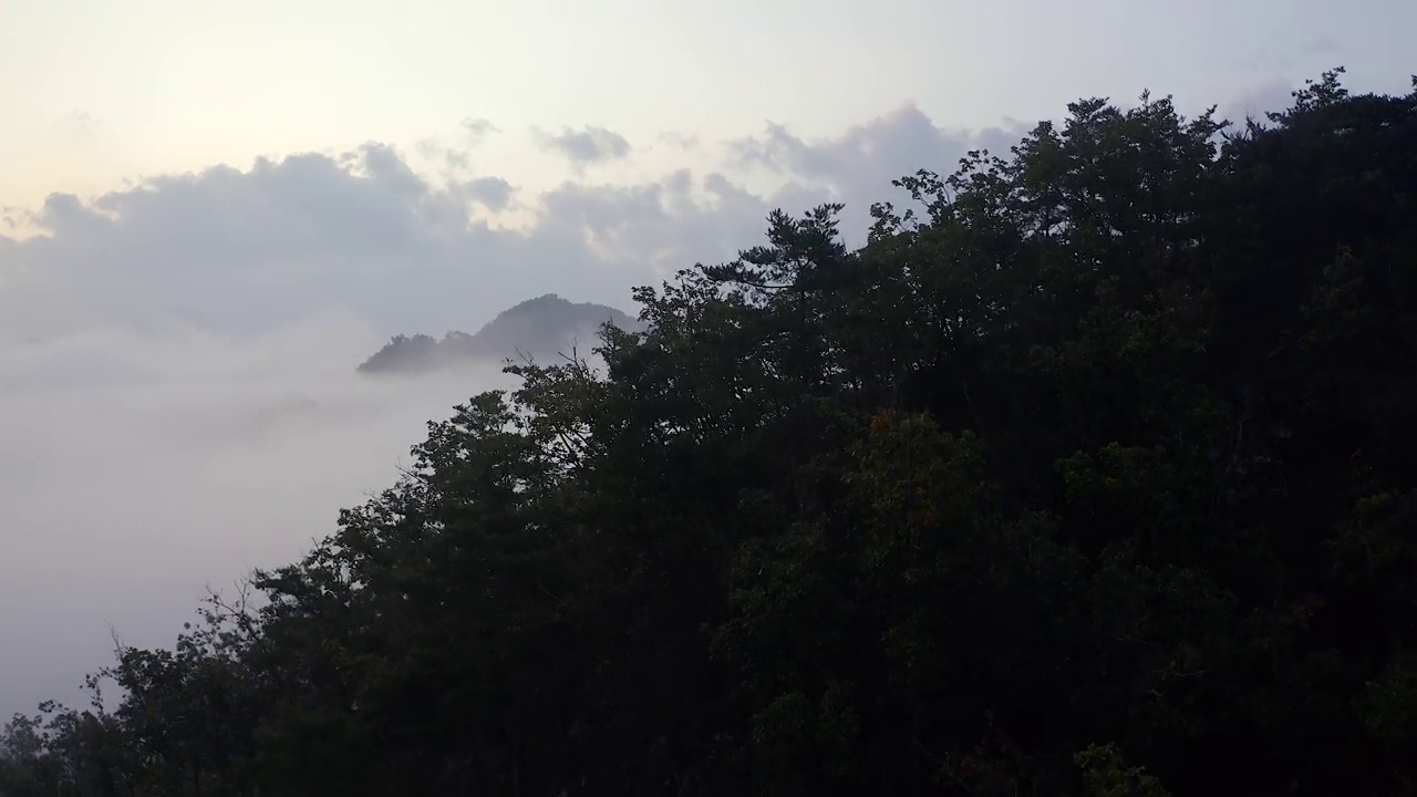 韩国江原道洪川郡八峰山周围的云海视频素材