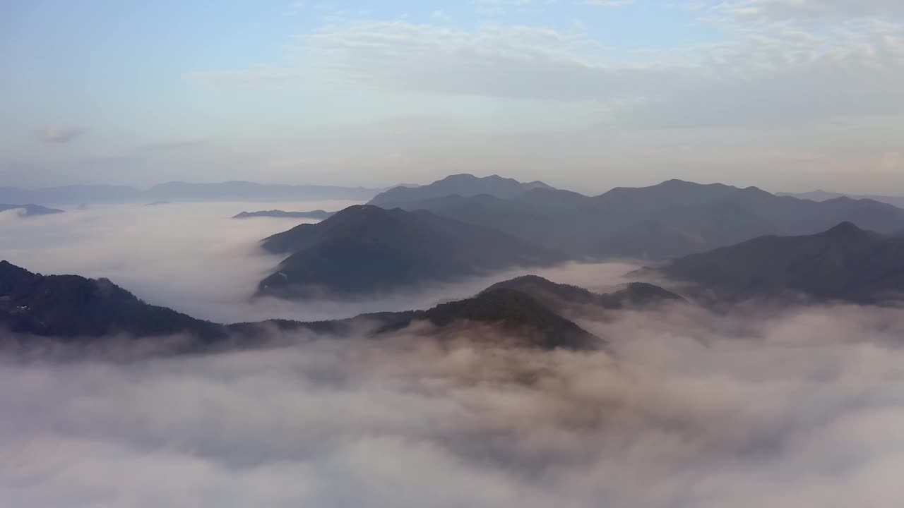 韩国江原道洪川郡八峰山周围的云海视频素材